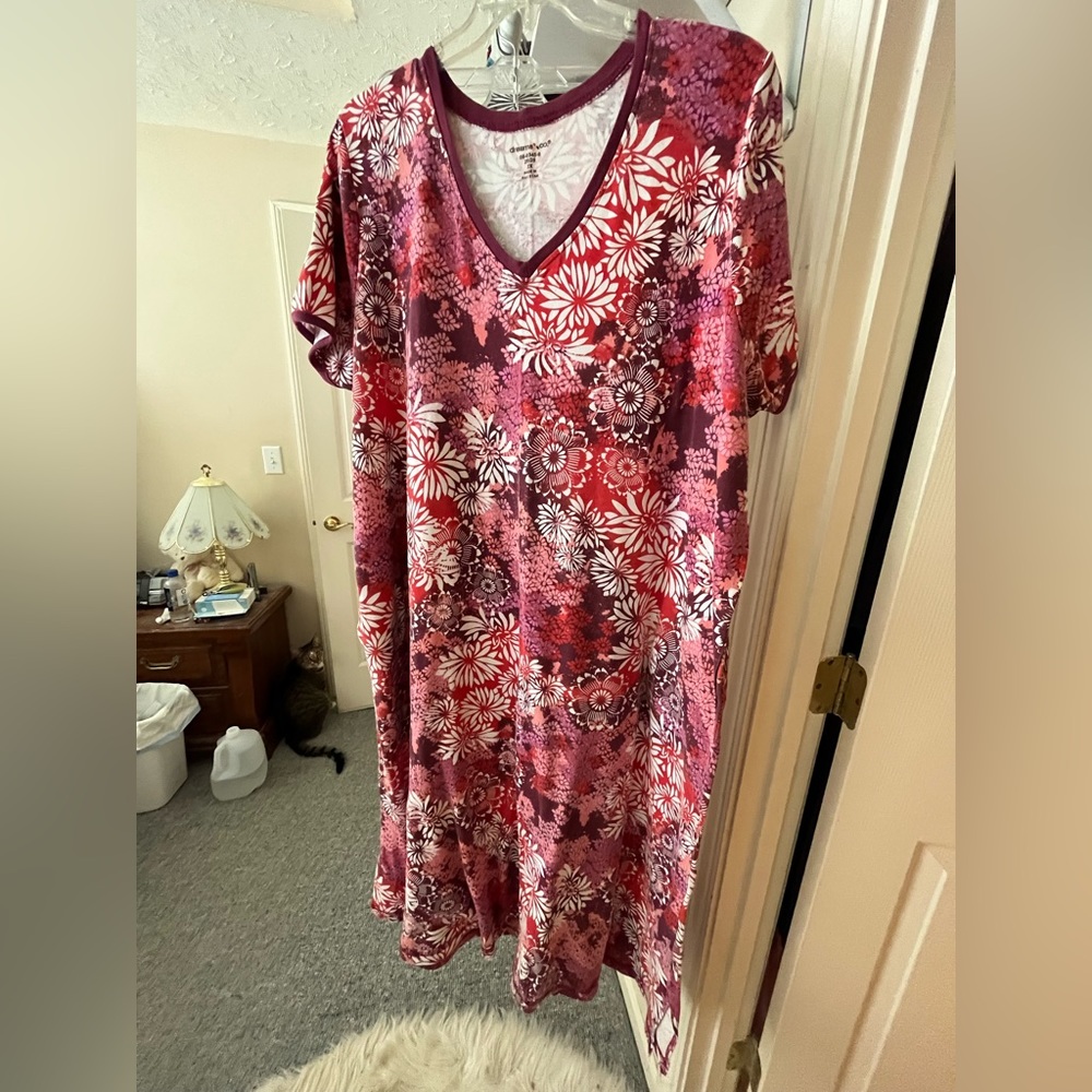 Women’s plus size sleep gown/lounger with pockets